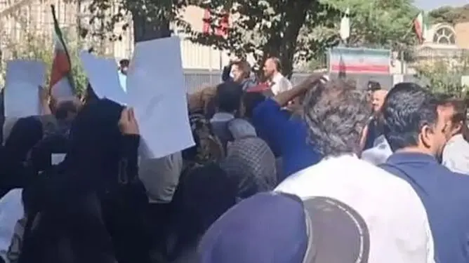 تجمع معلمان مقابل سازمان برنامه و بودجه؛ اعتراض به حقوق پایین و اجرای ناقص قوانین