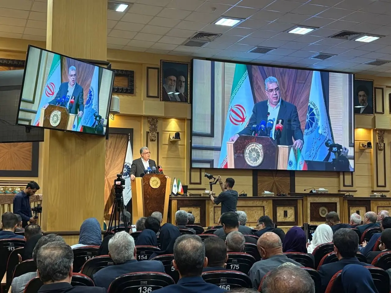 کارت بازرگانی صادرکنندگان در یک قدمی محدودیت؛ شرط جدید بازگشت ارز چیست؟