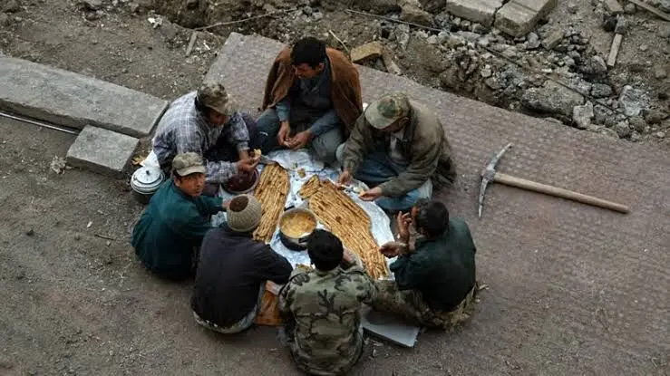 سبد معیشت کارگران به ۹۰ میلیون تومان رسید؛ دستمزد فقط کفاف ۸ روز زندگی را می‌دهد