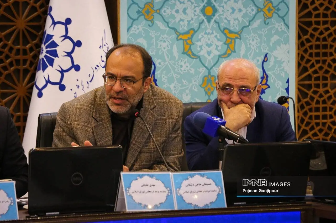 مجلس: رشد تراز تجاری در گرو حمایت از تولید و توسعه صادرات غیرنفتی است