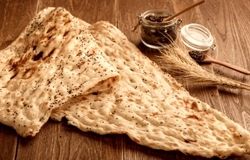 نان خالی هم دیگر «لوکس» شد / گرانی نان، تیر خلاص بر سفره کارگران