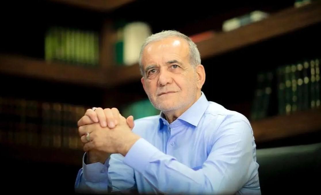 پیام پزشکیان برای روز خبرنگار /دفاع از ایران، گاهی در یک تیتر است؛ نه در میدان جنگ