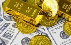 دلار ریخت؛ طلا بالا رفت