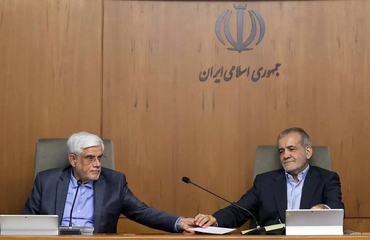 ماموریت ویژه پزشکیان به عارف برای ساماندهی فضای مجازی کشور