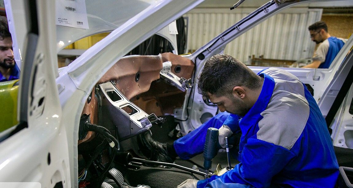 کاهش ۱۷ درصدی تولید و رشد ۲۳ درصدی درآمد خودروسازان در ۵ ماه نخست امسال