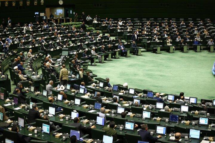 جلسه ویژه کمیسیون اقتصادی با فرزین و مدنیزاده درباره کنترل ارز، طلا و کالاهای اساسی