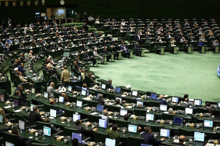 جلسه ویژه کمیسیون اقتصادی با فرزین و مدنی‌زاده درباره کنترل ارز، طلا و کالاهای اساسی