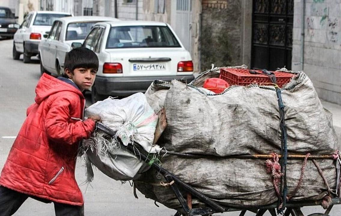 میزان دستمزد در ایران ۲۰۰ دلار؛ خط فقر جهانی 1000 دلار!/افزایش درآمد  مردم، تنها راه نجات اقتصاد ایران از رکود تورمی