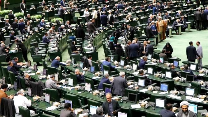 بحث بودجه و حقوق نمایندگان دوباره در صحن مجلس جنجالی شد
