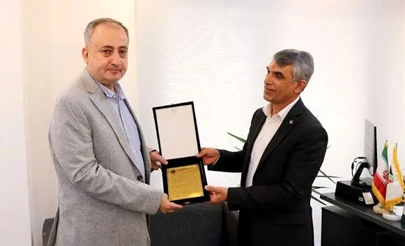 تقدیر جامعه اقتصادی هرمزگان از ناظر گمرکات استان با اهدای لوح تقدیر