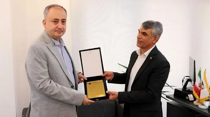 تقدیر جامعه اقتصادی هرمزگان از ناظر گمرکات استان با اهدای لوح تقدیر