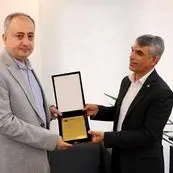 تقدیر جامعه اقتصادی هرمزگان از ناظر گمرکات استان با اهدای لوح تقدیر