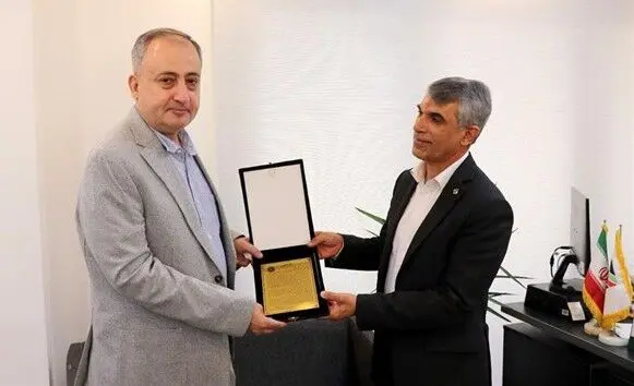 تقدیر جامعه اقتصادی هرمزگان از ناظر گمرکات استان با اهدای لوح تقدیر