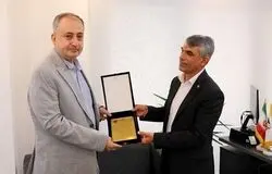 تقدیر جامعه اقتصادی هرمزگان از ناظر گمرکات استان با اهدای لوح تقدیر