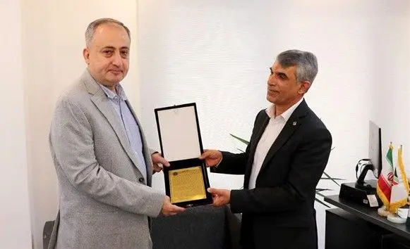 تقدیر جامعه اقتصادی هرمزگان از ناظر گمرکات استان با اهدای لوح تقدیر