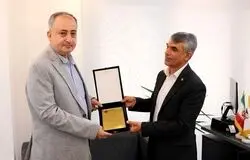 تقدیر جامعه اقتصادی هرمزگان از ناظر گمرکات استان با اهدای لوح تقدیر