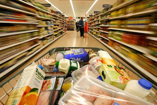 بازار کالاهای اساسی درگیر نوسان ارز؛ از زیان مرغداران تا گرانی برنج وارداتی