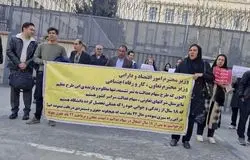 تجمع دوباره کارکنان دفاتر سهام عدالت مقابل وزارت اقتصاد برای دومین روز متوالی