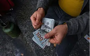 دو مسیر متفاوت دلار؛ افت در بازار آزاد و جهش در مرکز مبادله