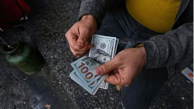 دو مسیر متفاوت دلار؛ افت در بازار آزاد و جهش در مرکز مبادله