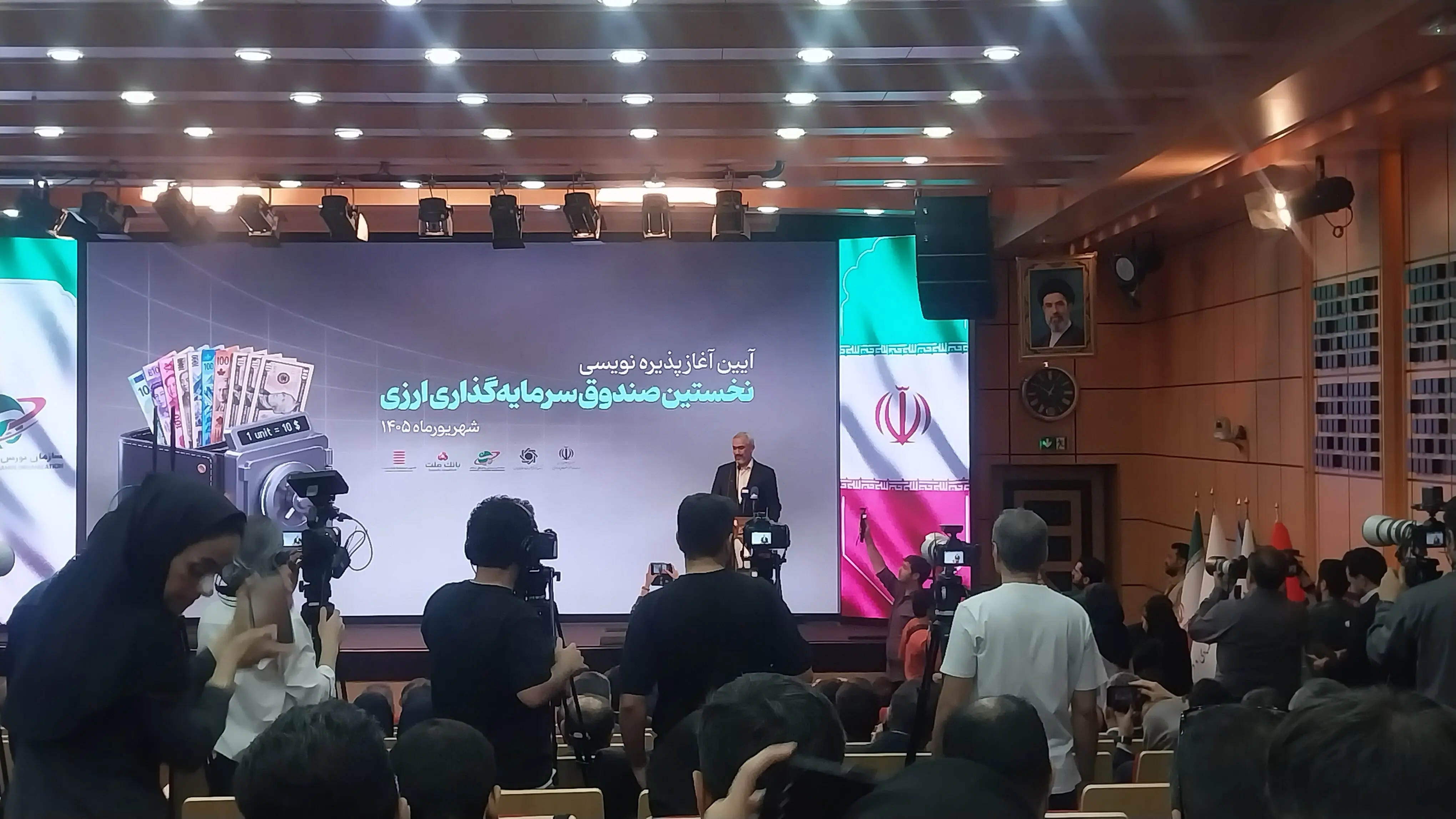 خروج بیش از ۲۰ درصد پس‌اندازها از چرخه اقتصاد؛ برنامه دولت برای بازگرداندن سرمایه‌ها