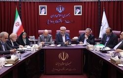 وزیر اقتصاد برنامه رشد ۸ درصدی اقتصاد ایران را کلید زد