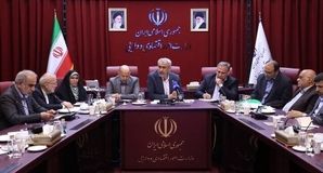 وزیر اقتصاد برنامه رشد ۸ درصدی اقتصاد ایران را کلید زد