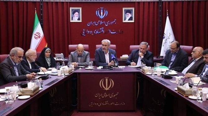وزیر اقتصاد برنامه رشد ۸ درصدی اقتصاد ایران را کلید زد