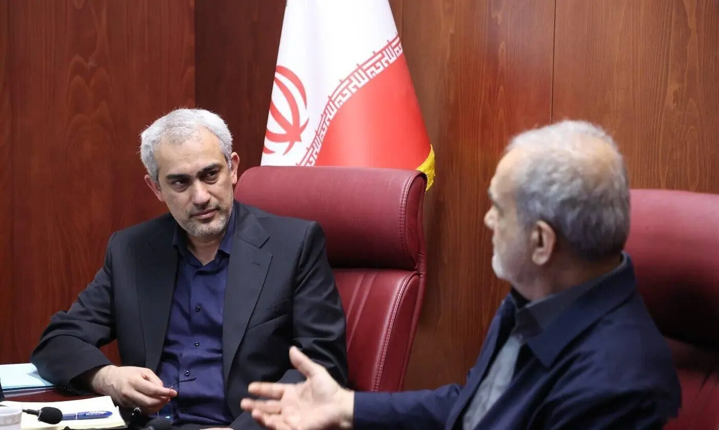 یک روز پرحاشیه برای وزیر اقتصاد؛ ابهام حقوقی در سرپرستی بیمه مرکزی