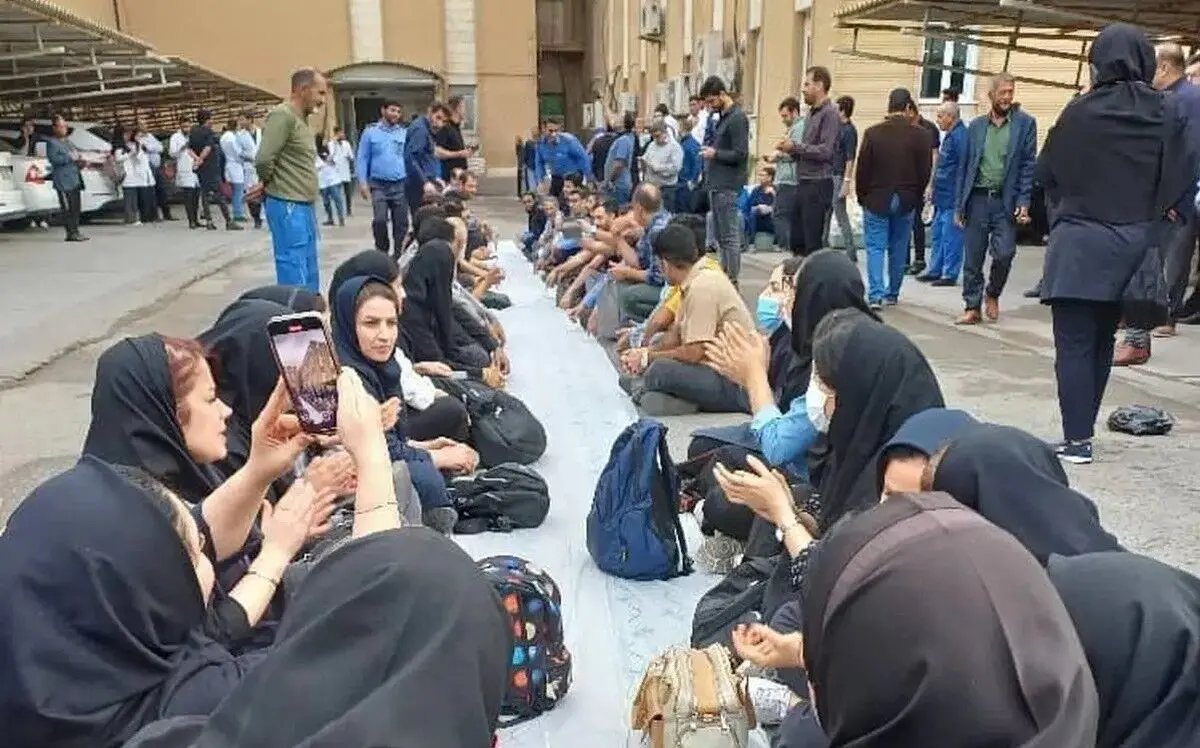 اعتراض پرسنل بیمارستان امام خمینی اهواز به تأخیر پرداخت حقوق و مطالبات
