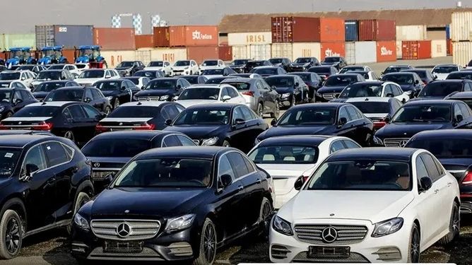 ترخیص هزاران خودرو با تعرفه غیرقانونی؛ قصور کدام نهاد؟