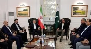 دیدار وزیر خارجه ایران با فرمانده ارتش پاکستان در آغاز سفر منطقه‌ای