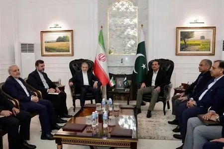 دیدار وزیر خارجه ایران با فرمانده ارتش پاکستان در آغاز سفر منطقه‌ای