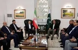 دیدار وزیر خارجه ایران با فرمانده ارتش پاکستان در آغاز سفر منطقه‌ای