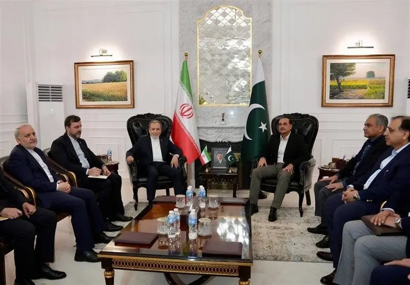 دیدار وزیر خارجه ایران با فرمانده ارتش پاکستان در آغاز سفر منطقه‌ای