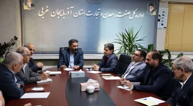 بررسی چالش‌های صنفی در نشست صمیمی با اتاق‌های اصناف/گلایه رؤسای اتاق‌های اصناف از موازی‌کاری‌ و عدم اجرای قوانین حمایتی