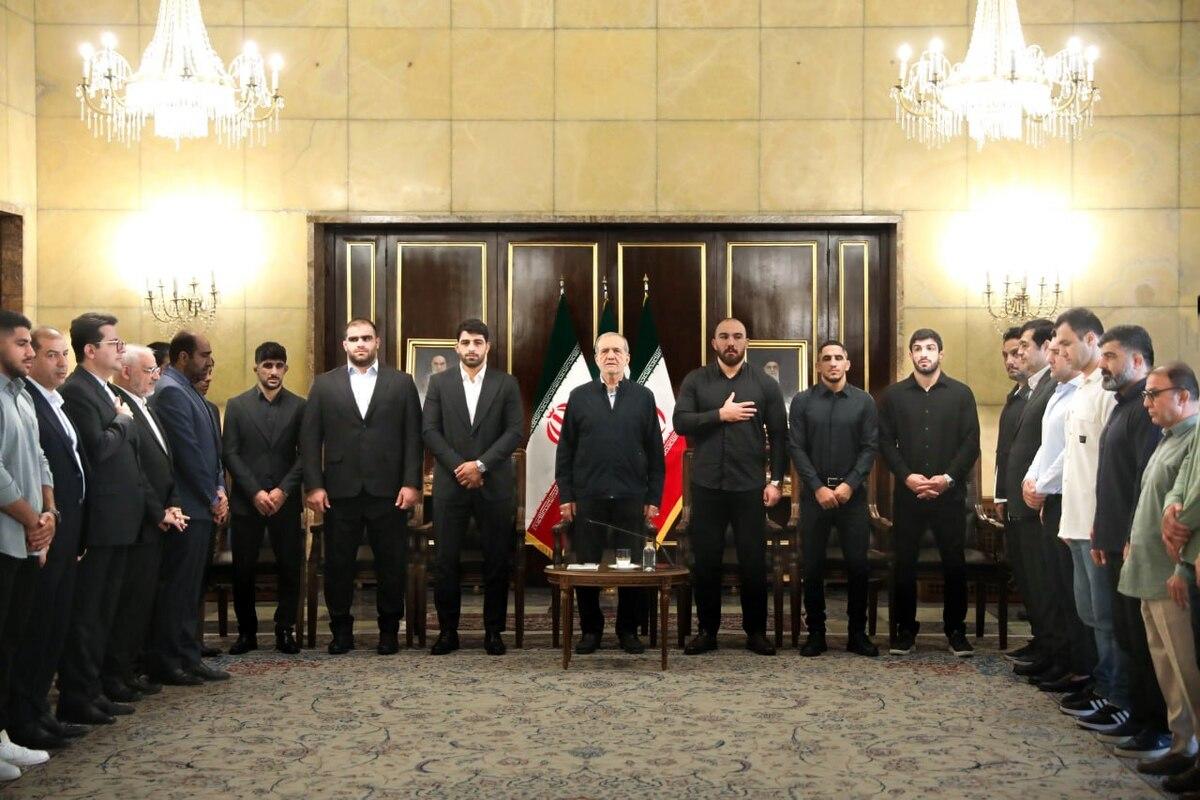 تجلیل رئیس جمهور از قهرمانان کشتی جهان در مراسمی ویژه