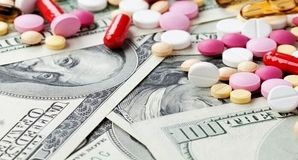 انتقاد از قیمت‌گذاری دستوری در صنعت دارو/دولت مانع افزایش پرداخت قیمت دارو از جیب مردم شود