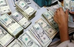 بانک مرکزی با تزریق ۵۰۰ میلیون دلار به دنبال آرام‌سازی بازار ارز
